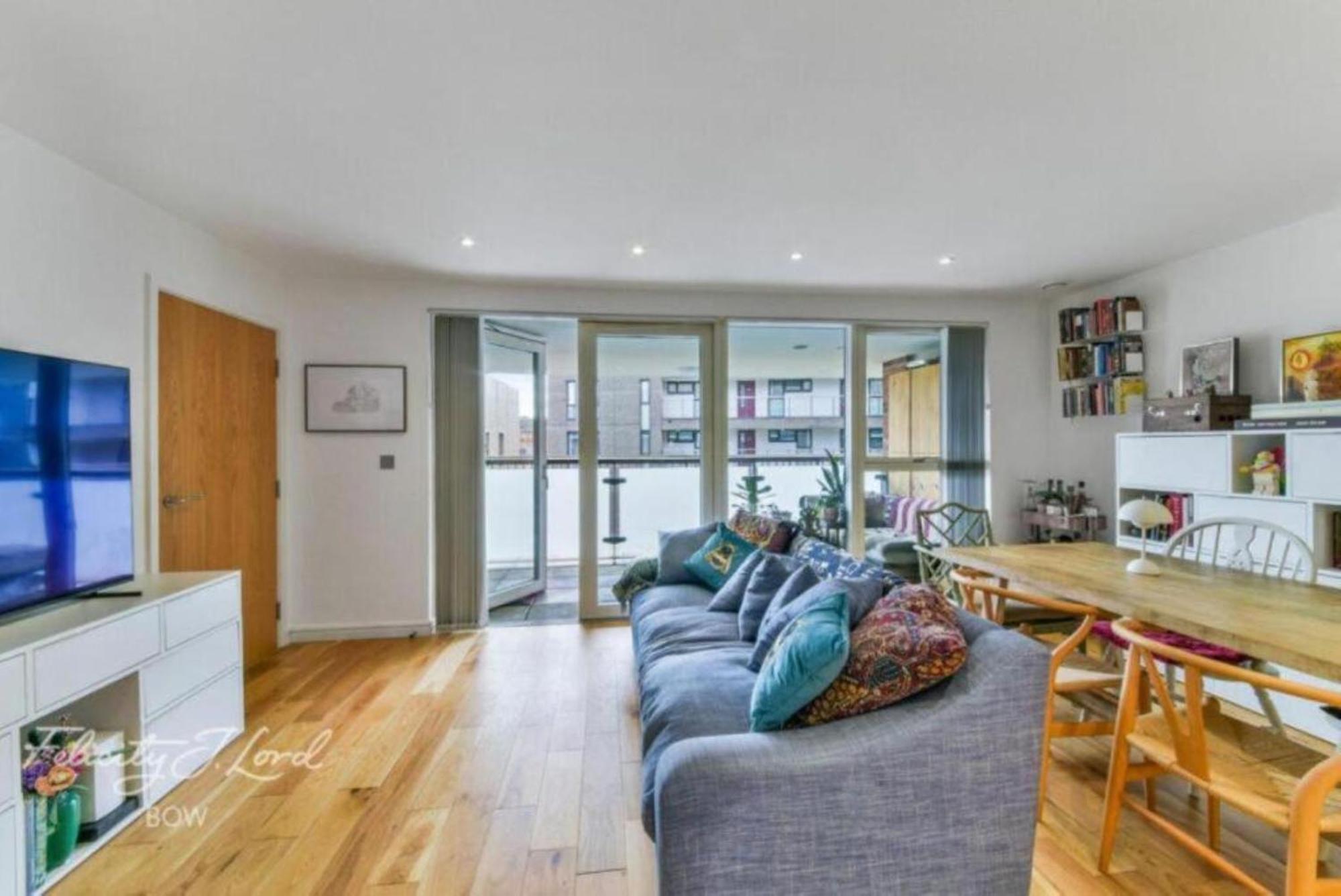 Spacious 2 Bedroom With Balcony * Londra