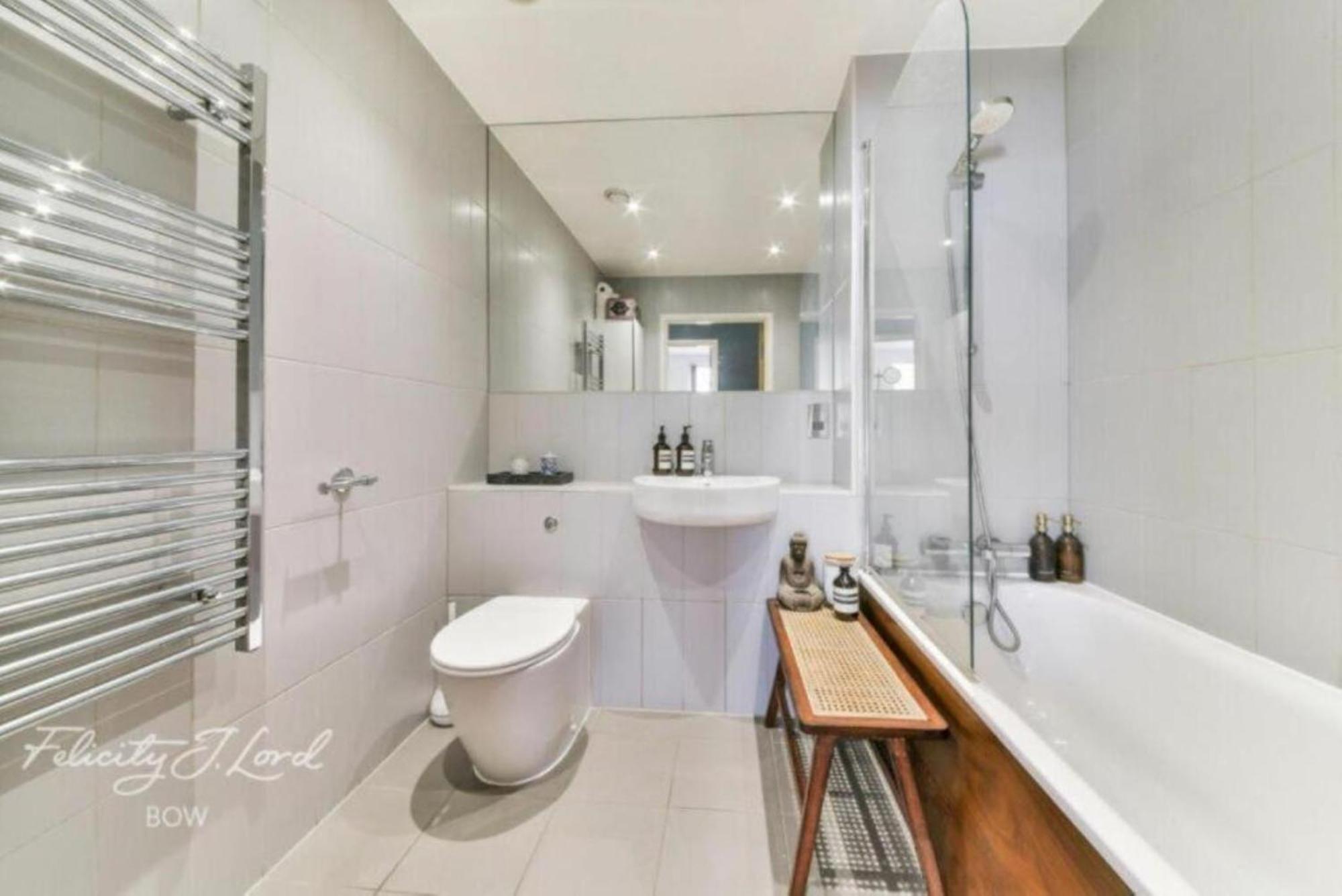 Spacious 2 Bedroom With Balcony Appartamento Londra